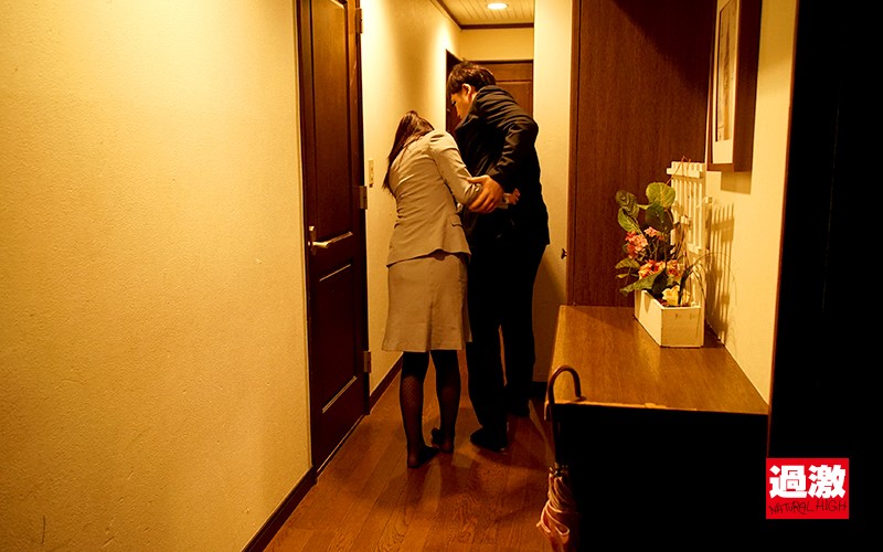 「やめて！そんなところ…」イクまでおじさん部下にアナルを舐められ続けた女上司
